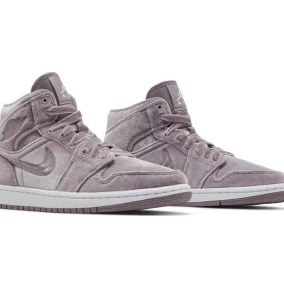 Wmns Air Jordan 1 Mid 'Purple Velvet - Picture 1 of 5
